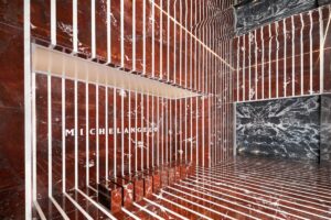 Michelangelo Mármores celebra 35 anos e uma década na Expo Revestir com estande imersivo de Marcos Bertoldi