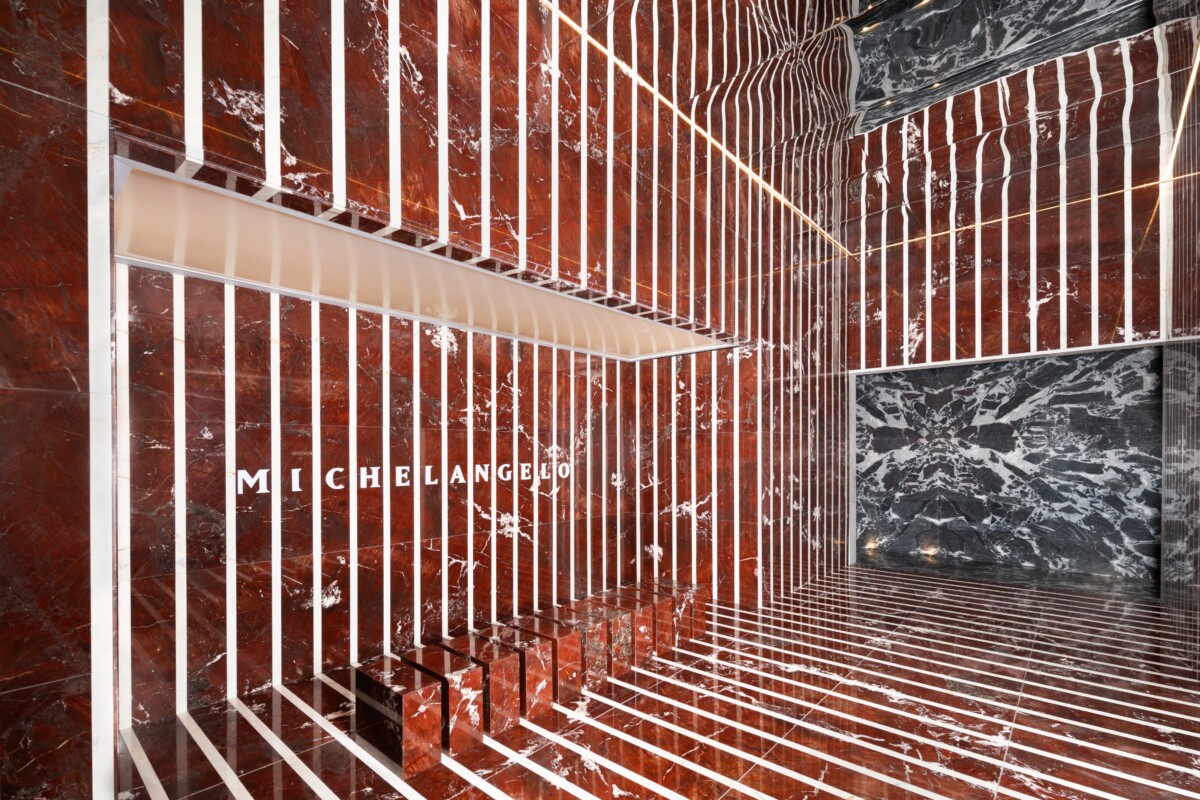 Michelangelo Mármores celebra 35 anos e uma década na Expo Revestir com estande imersivo de Marcos Bertoldi