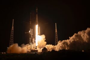 Bezos e Musk juntos no espaço? Amazon lança satélites via SpaceX