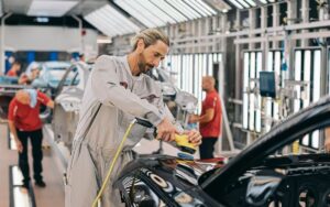 Como é ser estagiário da Porsche? Adrien Brody vive a experiência em novo documentário