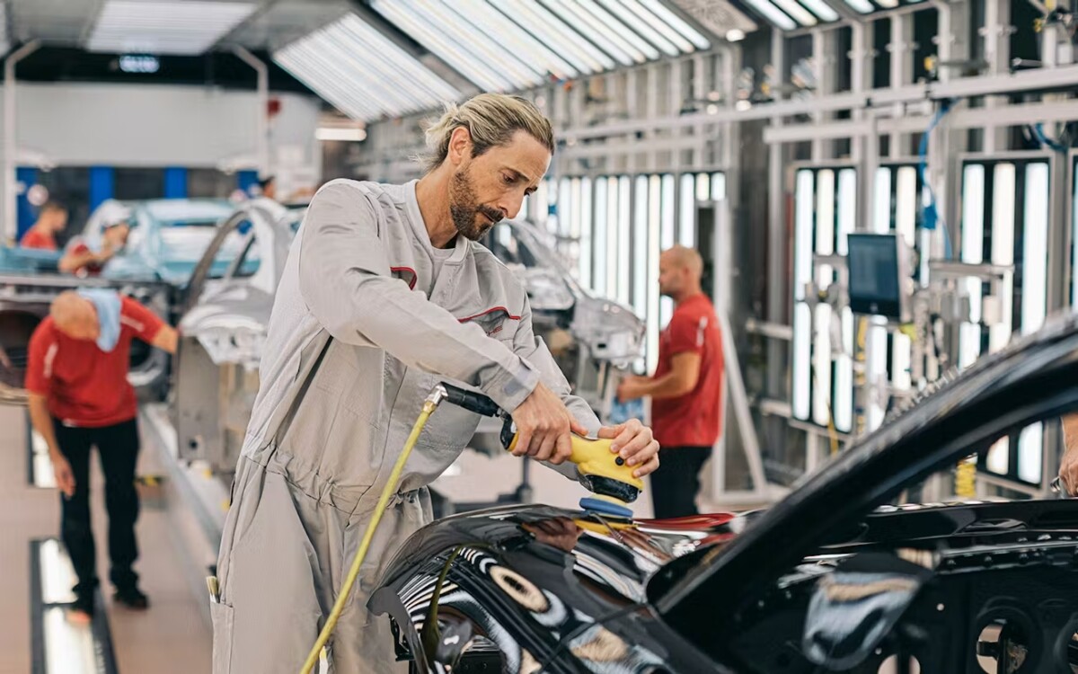 Como é ser estagiário da Porsche? Adrien Brody vive a experiência em novo documentário