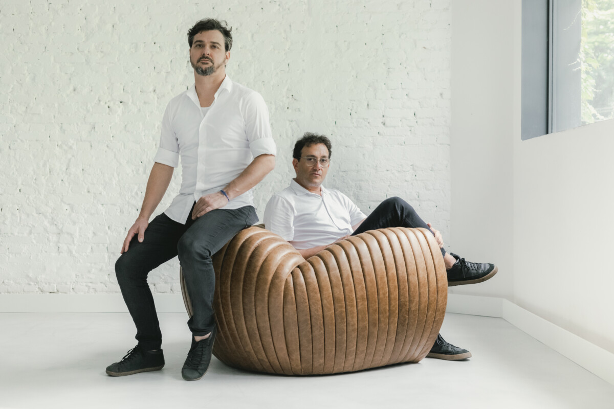 Estudiobola chega aos 25 anos com design autoral de Flávio Borsato e Maurício Lamosa