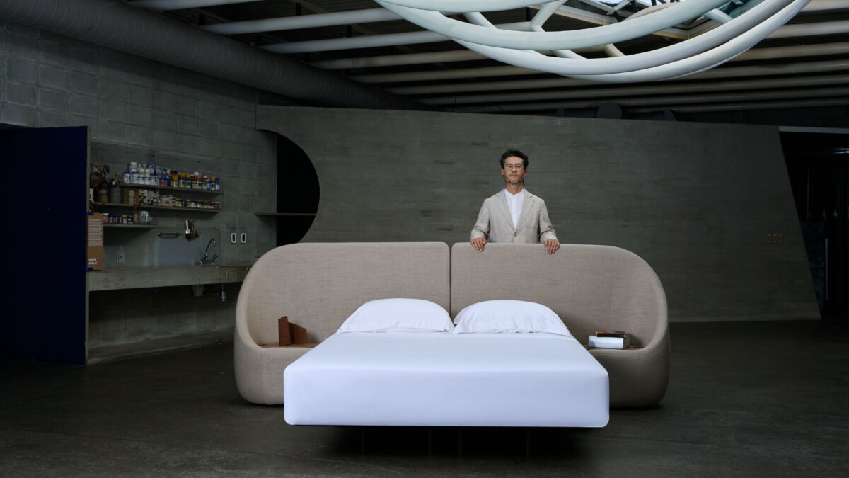 Zissou apresenta cama que desafia a gravidade na Bienal de Arquitetura