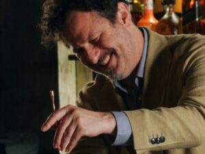 Coda Bar transforma o brinde das 0h17 em tradição