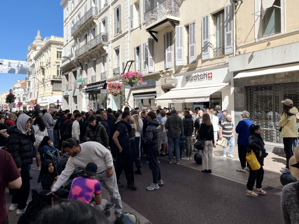 Fila em frente a uma loja da Swatch no lançamento do Royal Pop, em parceria com a Audemars Piguet, em 16 de maio de 2026, em Cannes, França. (Foto de Massimo Rosi/Getty Images)