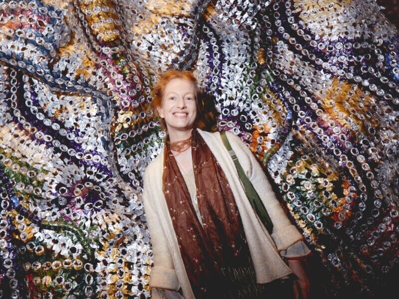 Sandra Lapage transforma cápsulas de café em arte na Galeria Contempo