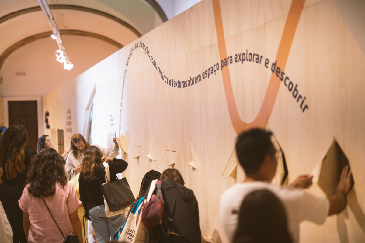 Nova exposição mergulha na primeira infância