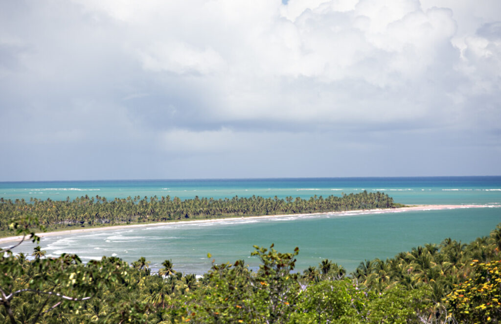 Praia pouco conhecida de Alagoas abriga hotel com apenas oito bangalôs