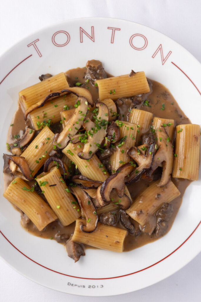 Rigatoni ao molho funghi e cogumelos do TonTon Gastronomia