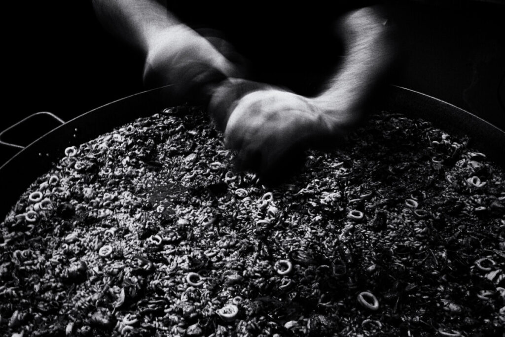 Benoit Mathurin fazendo Paella no Iaia
