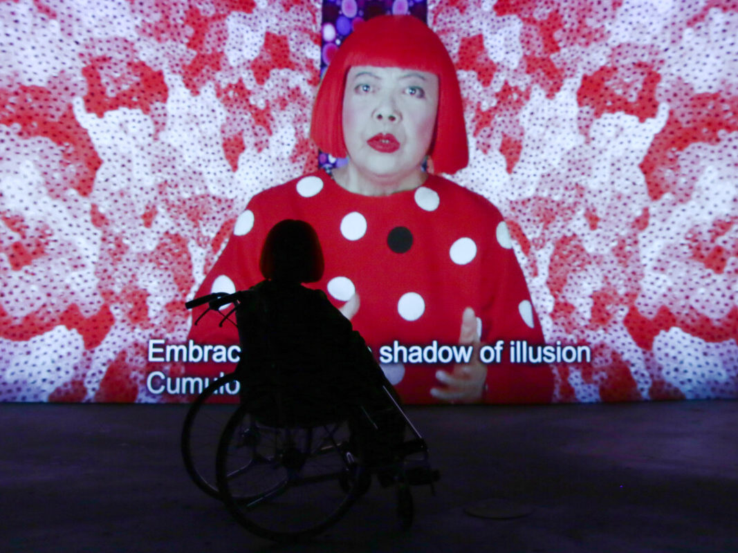 Yayoi Kusama: pontos, espelhos e a repetição como arte