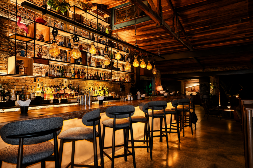 Guilhotina reabre após reforma e celebra 10 anos com novo menu de drinques e gastronomia