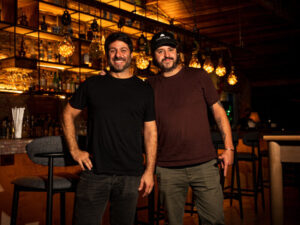 Guilhotina reabre após reforma e celebra 10 anos com novo menu de drinques e gastronomia