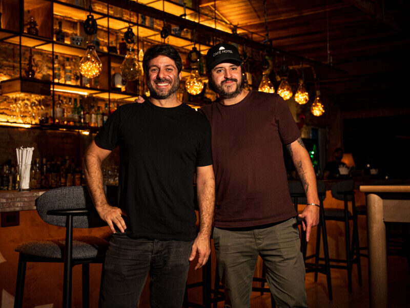 Guilhotina reabre após reforma e celebra 10 anos com novo menu de drinques e gastronomia
