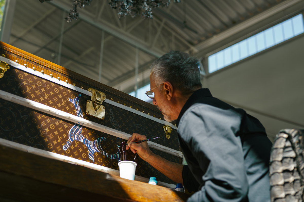 Humberto Campana pinta baús inéditos para a Louis Vuitton