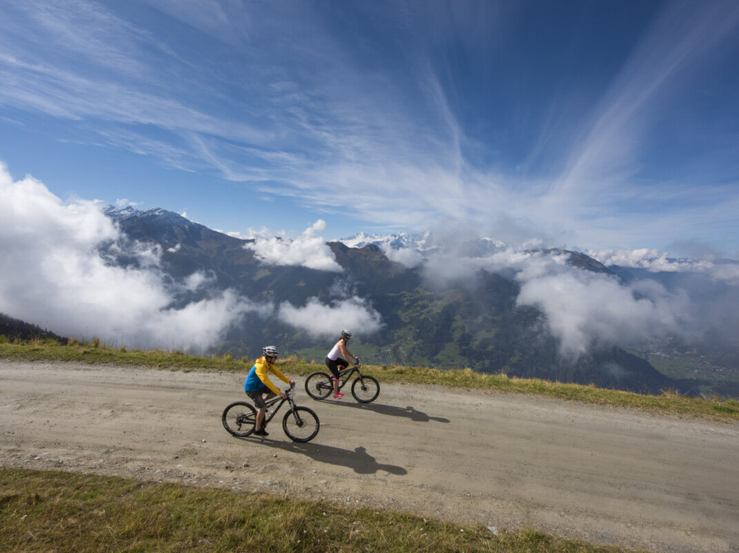 Hotel de Richard Branson, nos Alpes Suíços, lança retiro de mountain bike com campeões mundiais