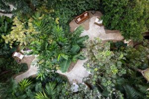 Sanagê transforma clipes de papel em esculturas monumentais no Rosewood São Paulo