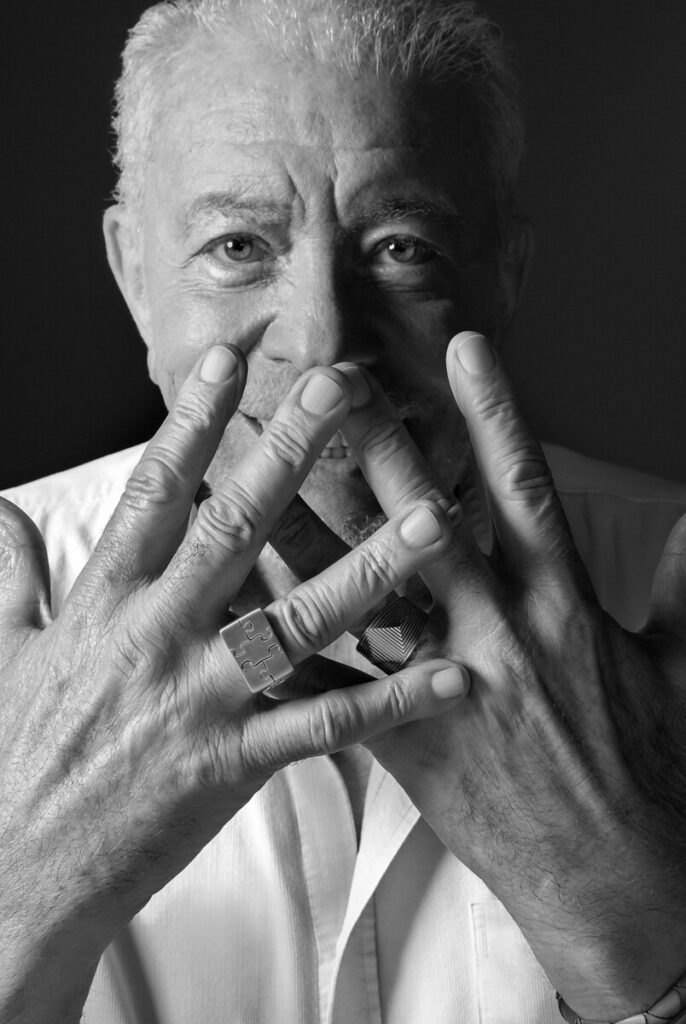 Antonio Bernardo, designer brasileiro de joias autorais, conhecido por suas criações em ouro e prata.