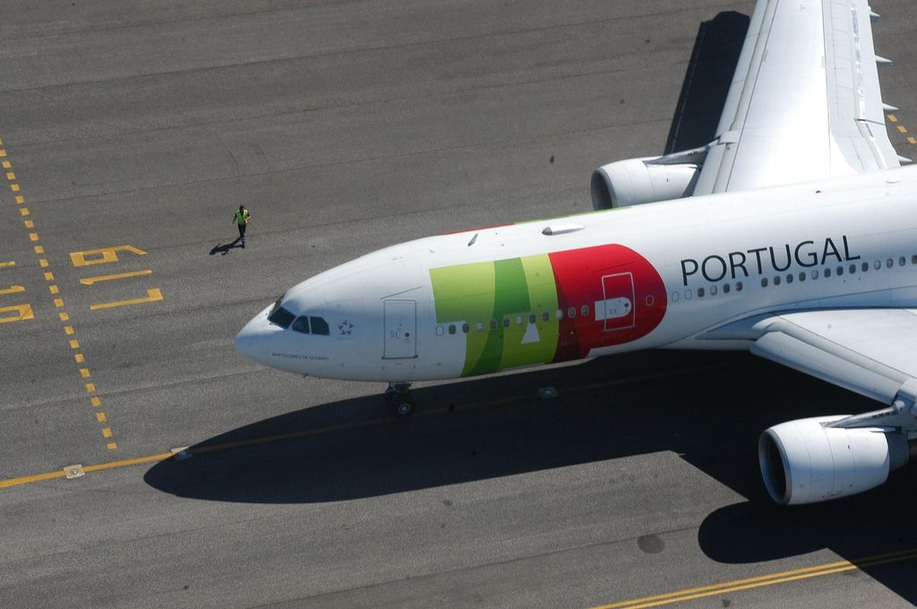 TAP Air Portugal terá o Grupo Lufthansa como acionista privado após escolha do governo português; plano prevê manter a sede em Portugal e desenvolver as operações no Porto.